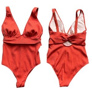 Cupshe Plunging V-neck and a textured, ribbed fabric